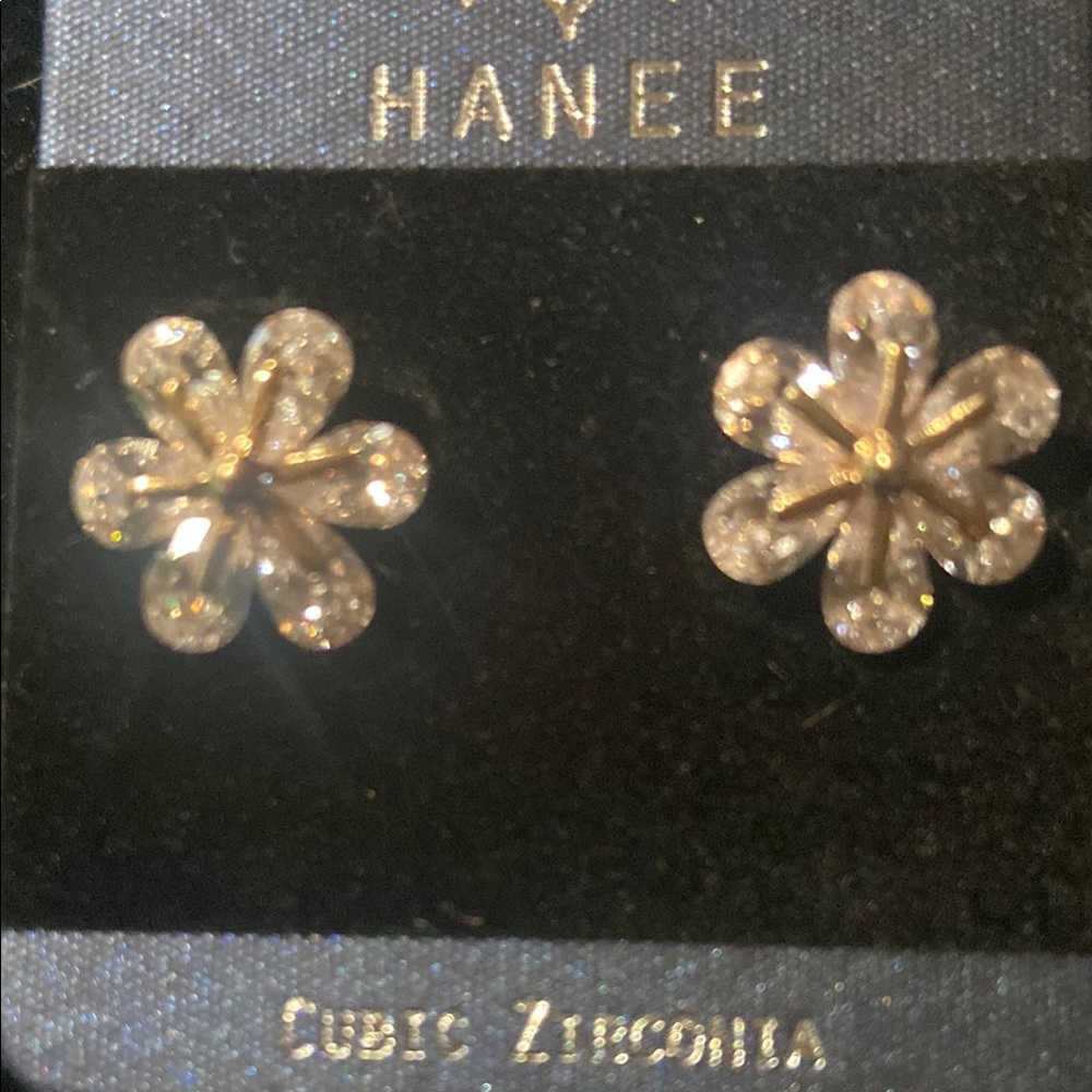 HANEE Cubic Zirconia Flower Earrings - Picture 3 of 3